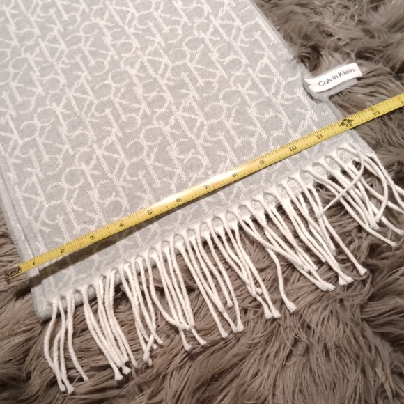 Calvin Klein scarf - Picture 5 of 8